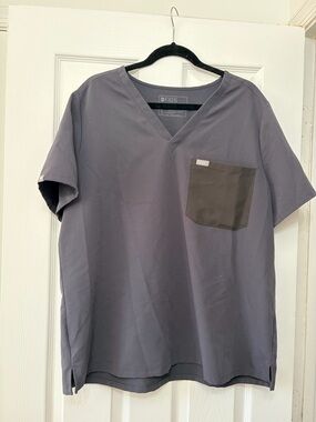 FIGS Catarina One Pocket Scrub Top - charcoal size 2xl